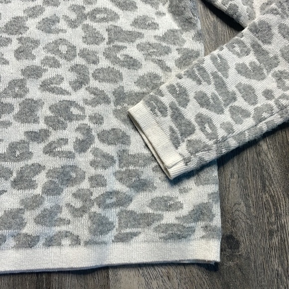 Ann Taylor Loft Grey and White Mock Neck Leopard Sweater, size Medium - Picture 5 of 11